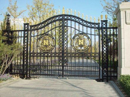 在定制鐵藝大門的時候應(yīng)該關(guān)注哪幾個方面